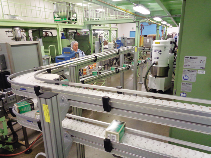 Pour éviter toute éraflure des cartons prêts à être mis en rayon, Yamamotoyama mise sur un convoyeur à chaîne à bande lisse.